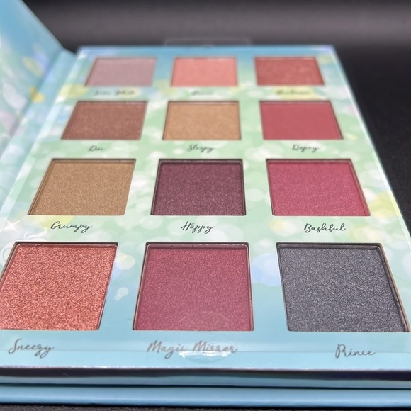 🎉 New Disney Princess Snow White 12 Color Eyeshadow Mirror Palette - Picture 2 of 6